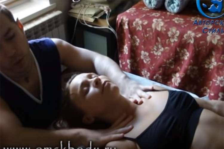 【動画】女性モデルへ鼠蹊部へのリンパマッサージを行う男性マッサージ師