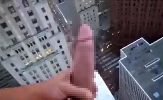 【ある意味恐怖映像】見てるだけで手汗が･･･高層ビルのわずかなへりでフェラチオするキチ●イ男女