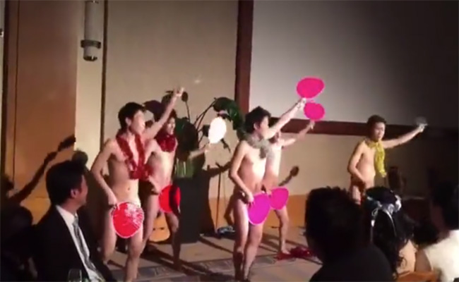 【裸踊り】結婚式の余興で裸踊りを披露する若い子達(ポロリ有)