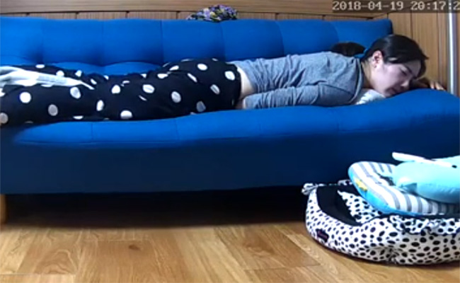【民家盗撮動画】ソファーにうつぶせで独特なオナニーをする若い女の子