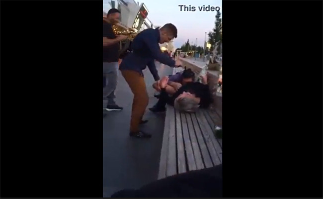 【泥酔エロ動画】酔っ払ったロシアの若い女の子、街中でクンニされる様子を撮られる