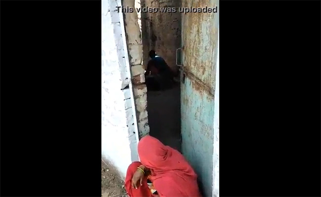 【路上盗撮動画】掘っ立て小屋の中でセックスをする男女･･･と、入り口で番をする女性