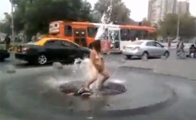 【街撮り盗撮動画】真昼間に街中で全裸になり、噴水で身体を洗う薬物中毒者の女性・・・・