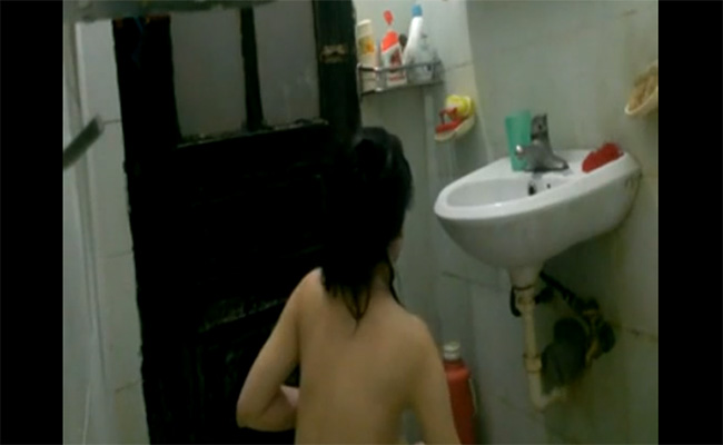 【民家風呂盗撮動画】ただ身体を洗うためだけに存在している浴室での日常