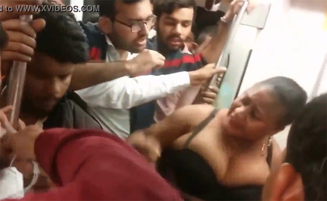 【キチ○イ盗撮動画】地下鉄車内で何故かキレながら服を脱ぐ太った黒人女性