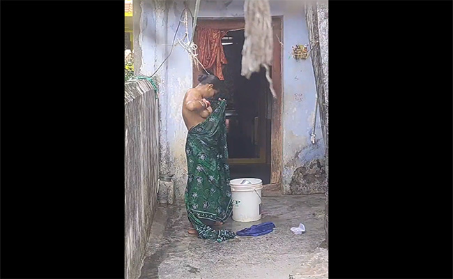 【インド盗撮動画】腋毛生やしっ放しなぽっちゃり体型のインド人女性が水浴び