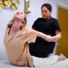 【タイ古式マッサージ動画】若い白人女性が丸山礼似のセラピストから初めてのタイ古式マッサージ施術を受ける様子