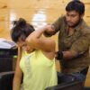 【マッサージ動画】インド人女性が首のポキポキ整体を受ける様子