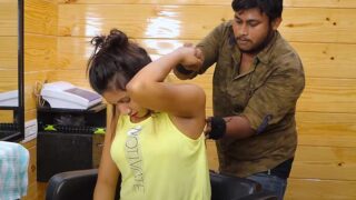 【マッサージ動画】インド人女性が首のポキポキ整体を受ける様子