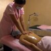 【マッサージ動画】保健室みたいな場所でオイルマッサージ施術を受ける女性