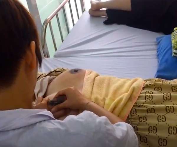 【おっぱいマッサージ動画】乳首をマッサージして母乳の分泌を促進するお母さん達