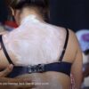 【ASMR】ブラジャー姿の女性の背中にクリーム状のナニカを塗ってマッサージする動画