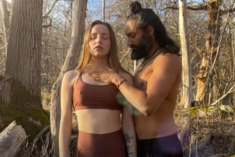 【タントラマッサージ動画】乳首ピン立ちなノーブラ女性が野外で男と絡み合う