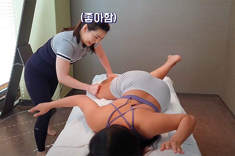 【韓国マッサージ動画】美人セラピストがお尻を拳骨でゴリゴリ施術！悶絶する女性ｗｗｗｗｗ