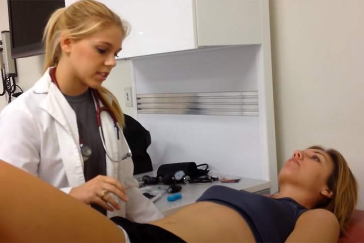 【医療動画】若い女医が若い女性の身体を一通り診察する様子