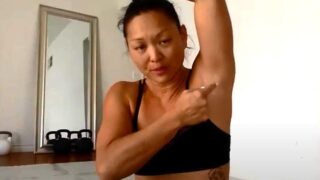 【セルフマッサージ動画】強そうな筋肉質の女性による腋リンパのケア方法解説動画