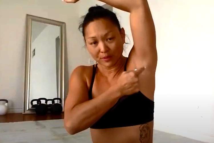 【セルフマッサージ動画】強そうな筋肉質の女性による腋リンパのケア方法解説動画