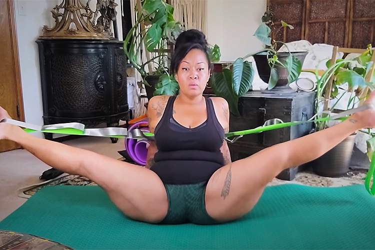 【フィットネス動画】鏡餅みたいなオナカの熟女がチューブを使ってトレーニング