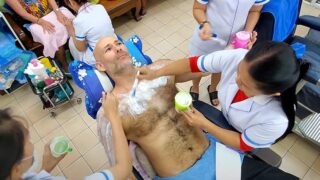 【剃毛動画】３人の女性理容師に全身の体毛を剃って貰う男性