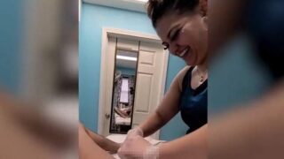 【脱毛サロン施術動画】笑顔でチン毛をブラジリアンワックスで処理する女性セラピストアイキャッチ