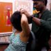 インド人女性がジョリ腋前回で頭や首のマッサージを受ける